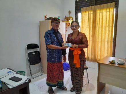Bantuan Dana Langsung Tunai dari Ibu Perbekel Anak Agung Sri Wathi
